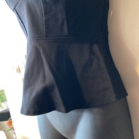 ❌SOLD❌Black Peplum Low-Cut Tank Top 🖤 - Picture 4 of 5